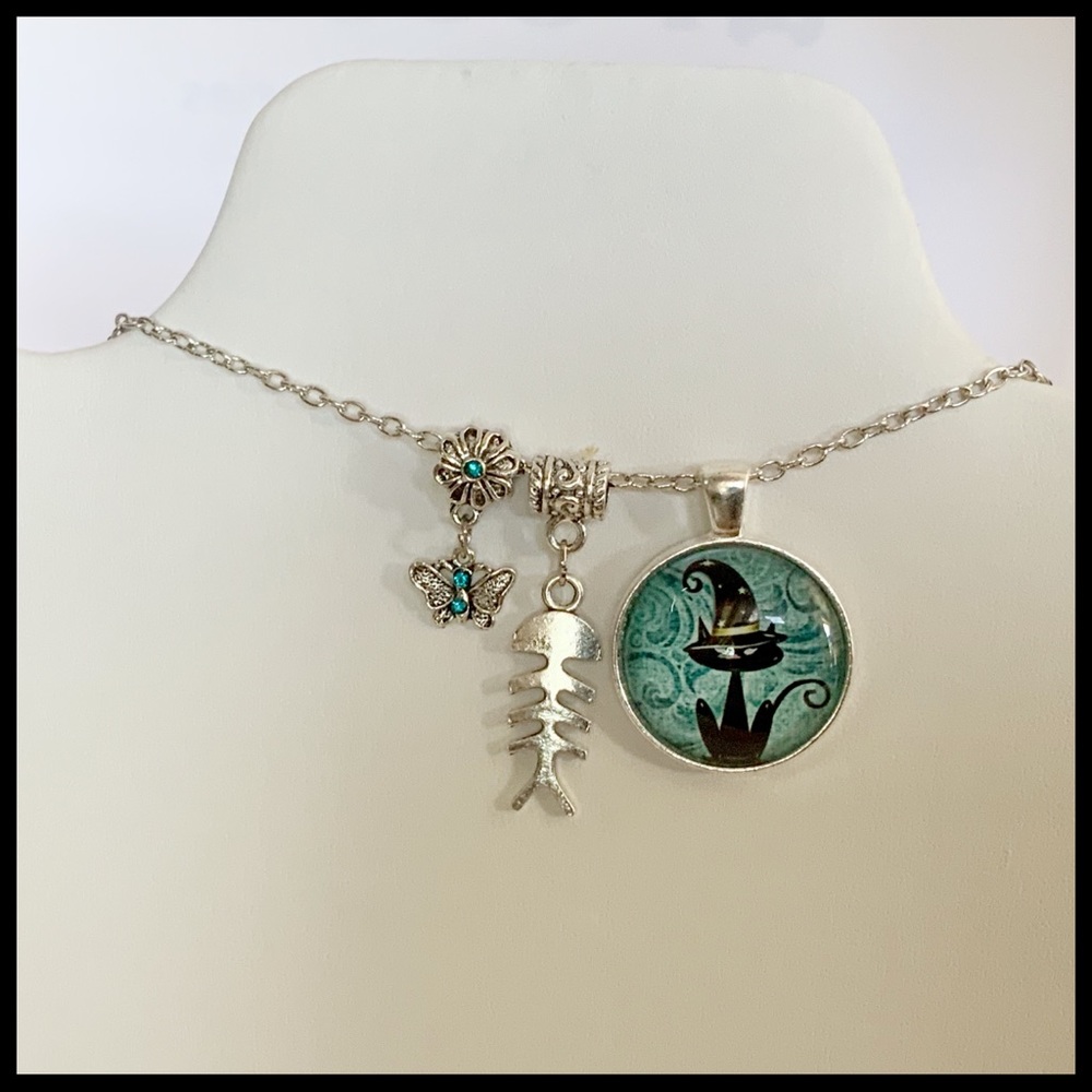 🆕✅ CABOCHON CHAIN NECKLACE WITH THREE CHARMS
